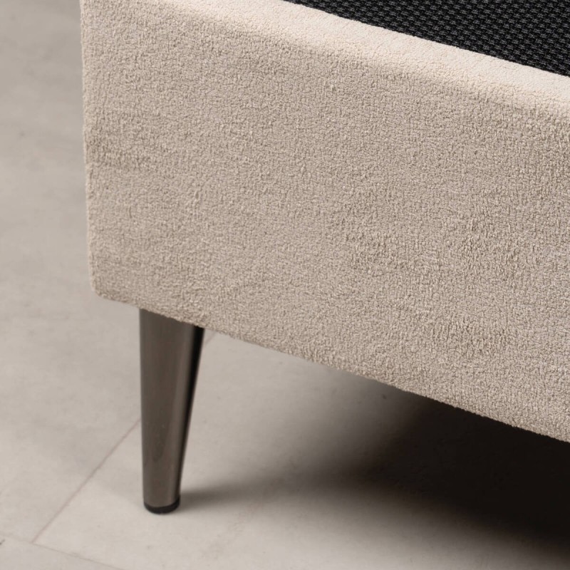 Base de cama Liria tapizada color piedra con patas metálicas cromadas