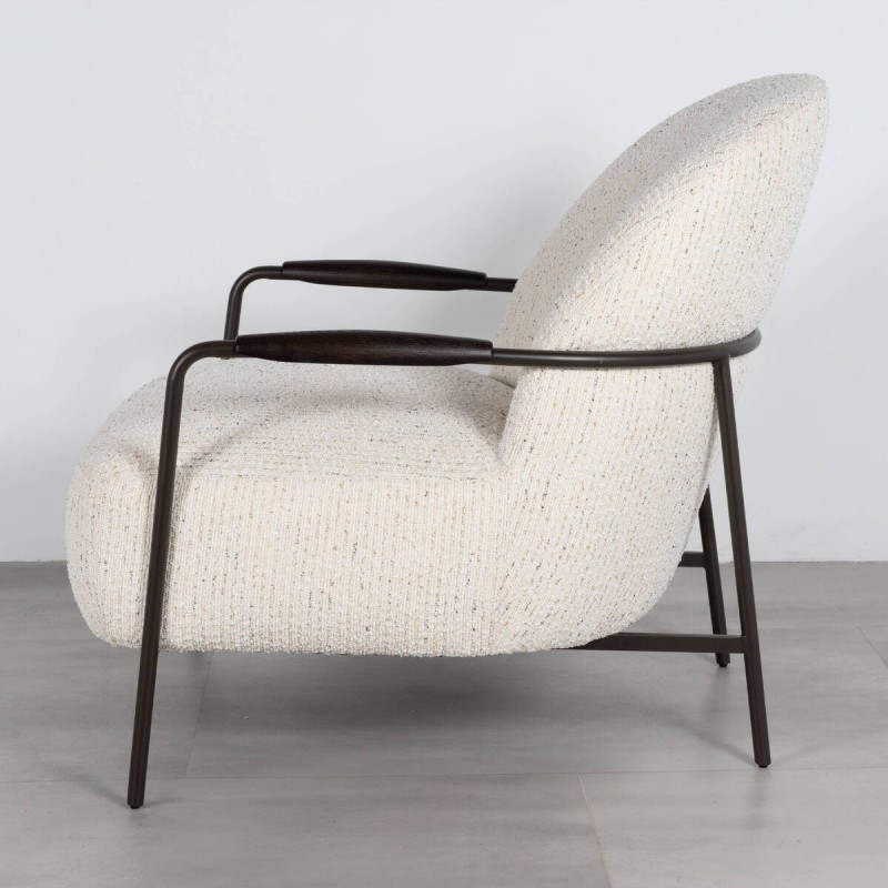 Sillón Sahel Tapizado en Bouclé Blanco y reposabrazos de Nogal