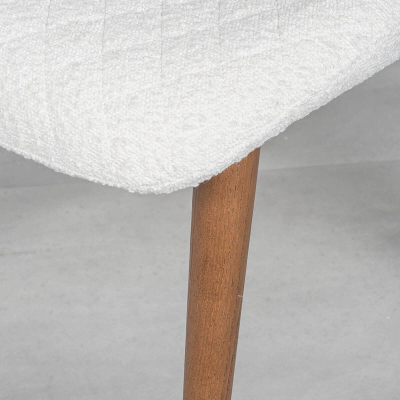 Silla Edda tapizada bouclé crema con patas fresno color nogal