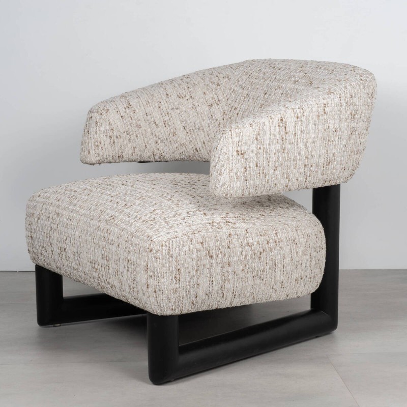 Sillón Cozy tapizado en tejido beige crema con patas negras
