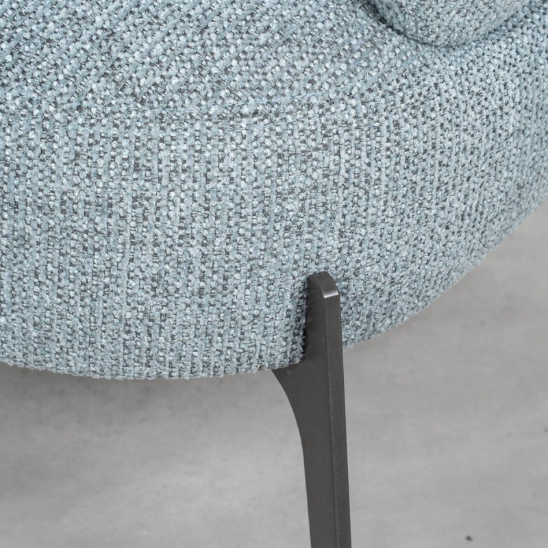 Sillón Milan azul tapizado con patas metálicas