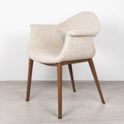 Silla de Comedor Maroni Tapizada en Beige y Patas de Metal acabado Madera