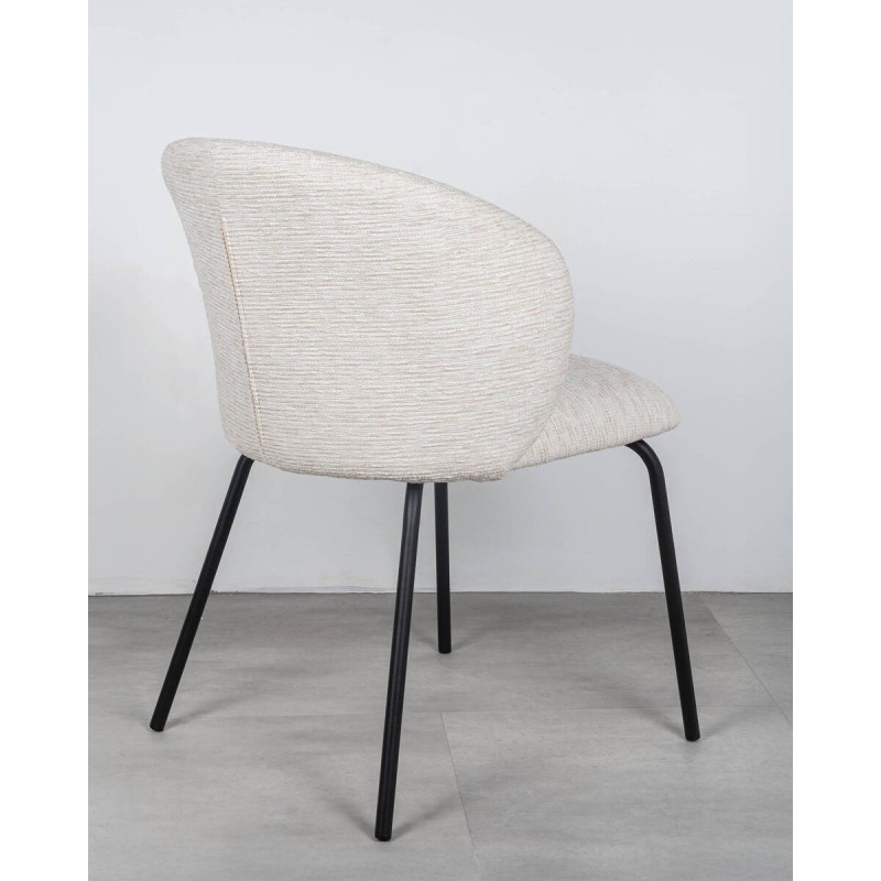 Silla Nura tapizada en beige con estructura de patas negras