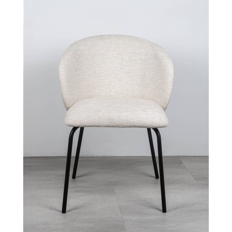 Silla Nura tapizada en beige con estructura de patas negras