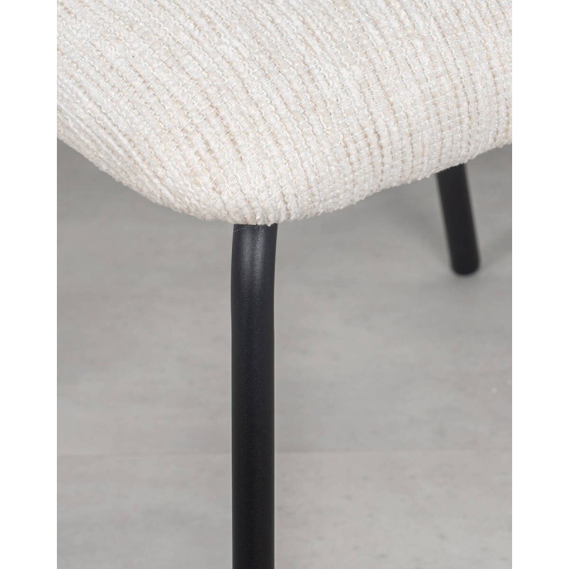 Silla Nura tapizada en beige con estructura de patas negras