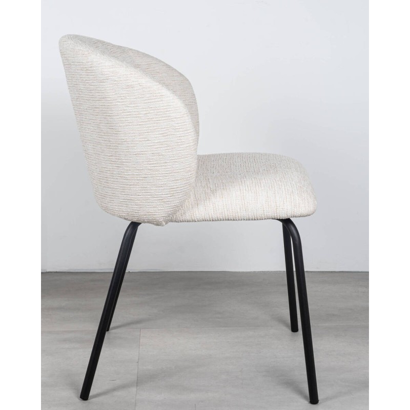 Silla Nura tapizada en beige con estructura de patas negras