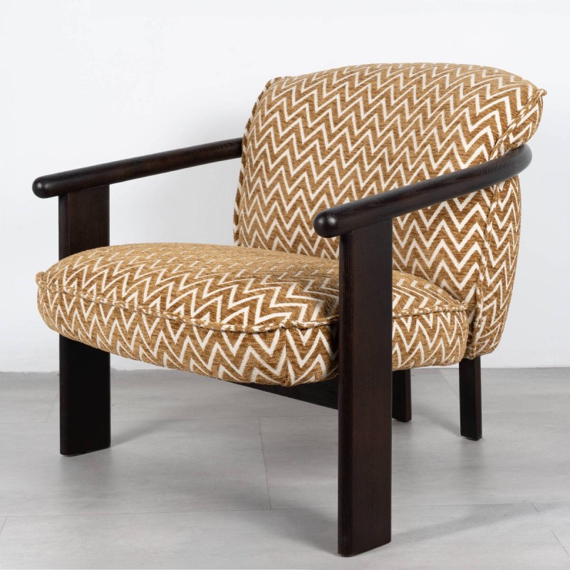 Sillón Safi Tapizado en Chenilla Mostaza con Estructura de Madera Wengué
