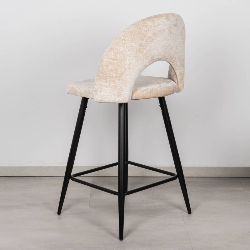 Taburete Kama Tapizado en Beige Respaldo Curvo y Patas de Metal Negro