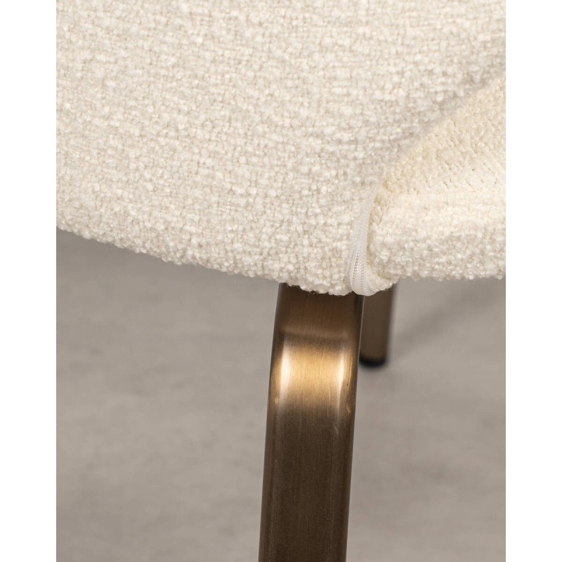 Silla Amelie tapizada en borreguito blanco con patas bronce metálicas