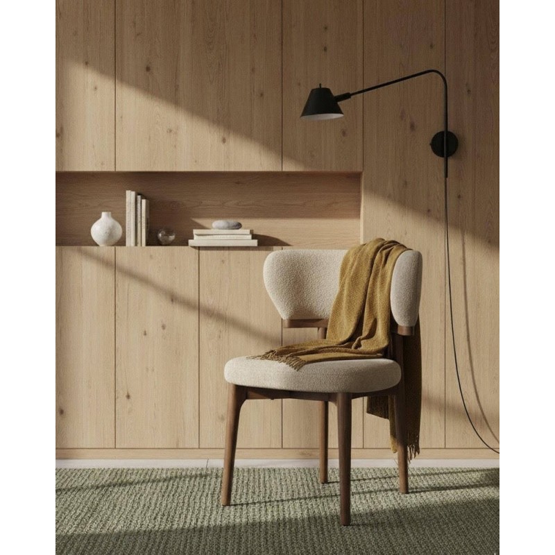 Silla Dalia tapizada en bouclé beige con estructura de madera nogal