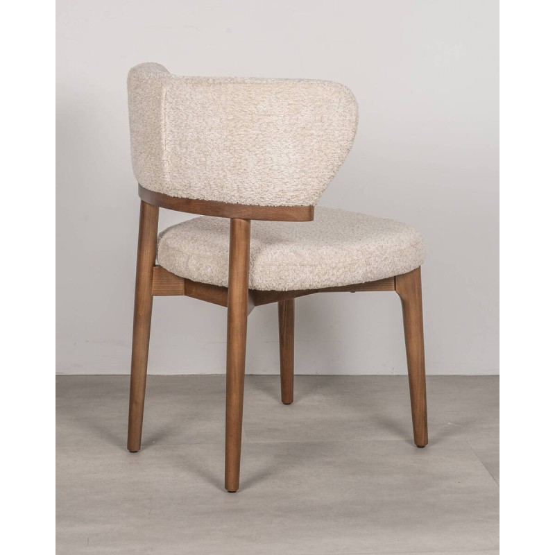 Silla Dalia tapizada en bouclé beige con estructura de madera nogal