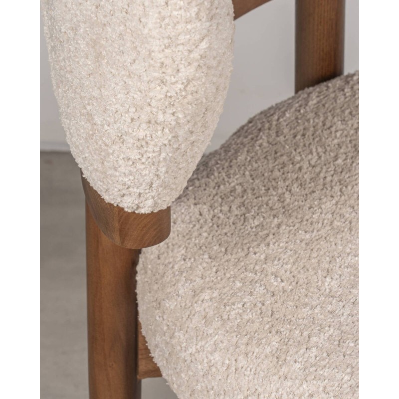 Silla Dalia tapizada en bouclé beige con estructura de madera nogal