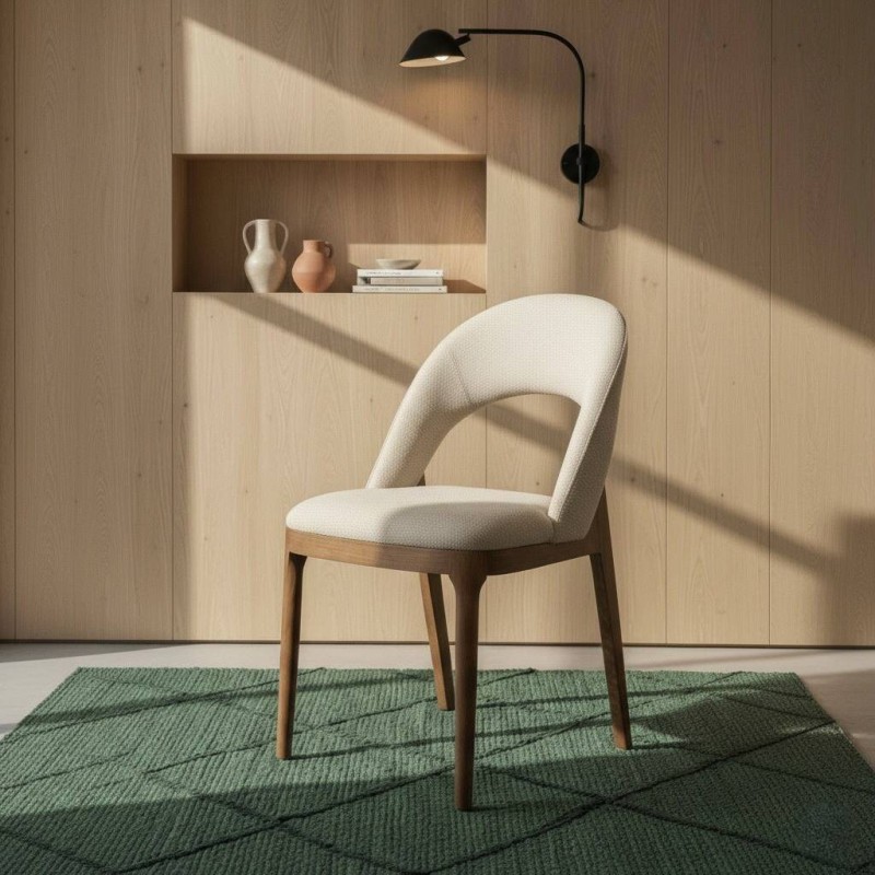 Silla Odense tapizada beige con patas acabado nogal