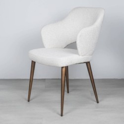 Silla Elin tapizada color crema con patas metálicas bronce