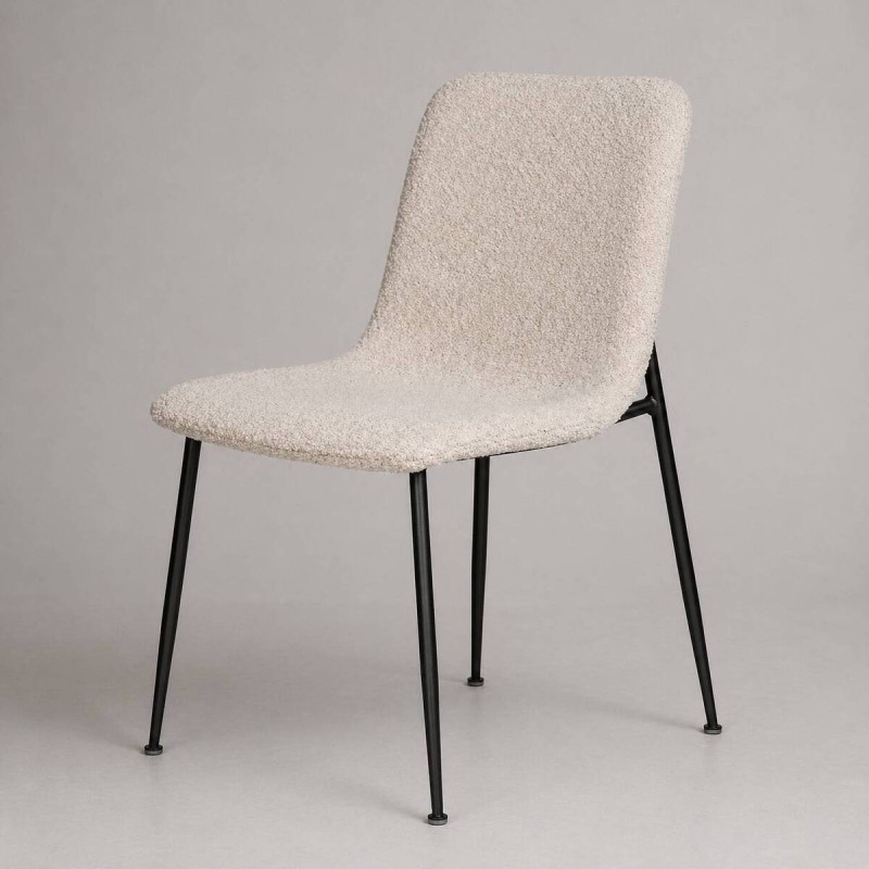 Beige lambskin sirocco chair with black metal legs, 43x55x82cm