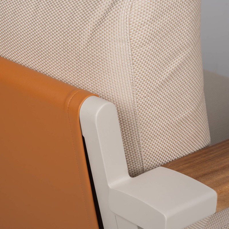 Sillón Rio de exterior de aluminio beige y madera de teca con respaldo de polipiel