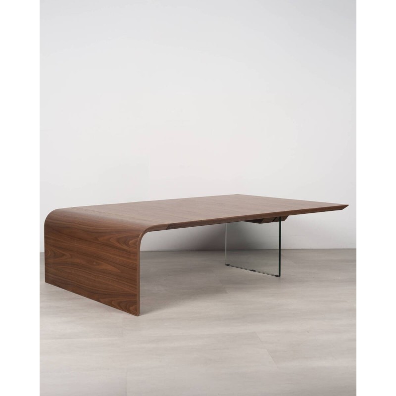 Mesa de centro Adriana de nogal y cristal templado · Diseño curvado y moderno