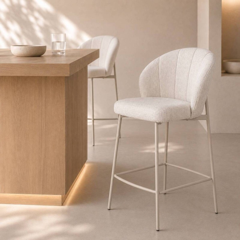 Taburete Numea alto tapizado beige con patas metálicas