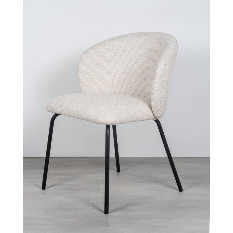 Silla Nura tapizada en beige con estructura de patas negras