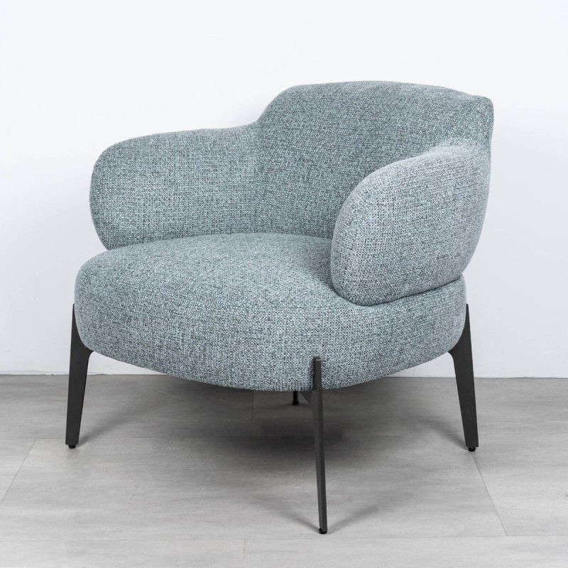 Sillón Milan azul tapizado con patas metálicas