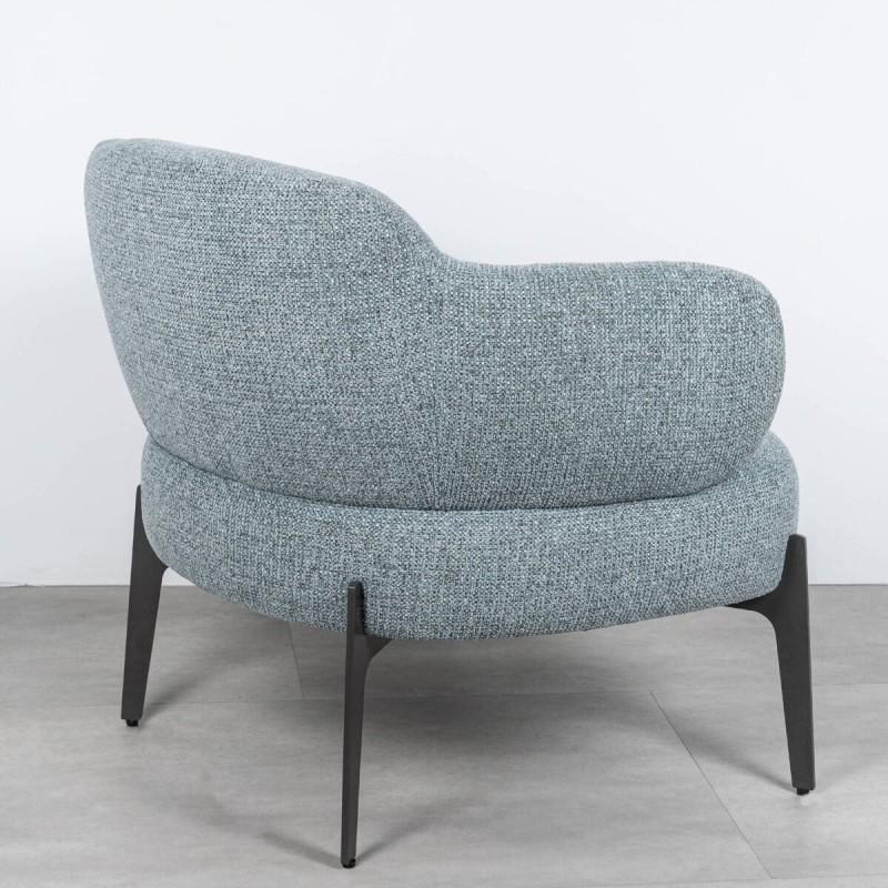 Sillón Milan azul tapizado con patas metálicas
