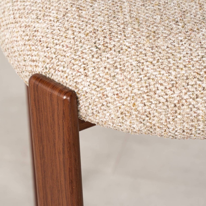 Silla de Comedor Neretva Tapizada en Beige Bouclé y Patas de Metal Acabado Nogal