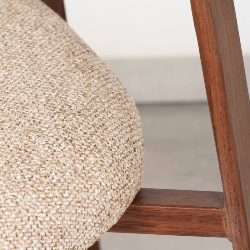 Silla de Comedor Neretva Tapizada en Beige Bouclé y Patas de Metal Acabado Nogal