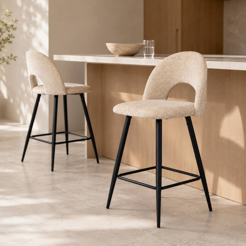 Taburete Kama Tapizado en Beige Respaldo Curvo y Patas de Metal Negro