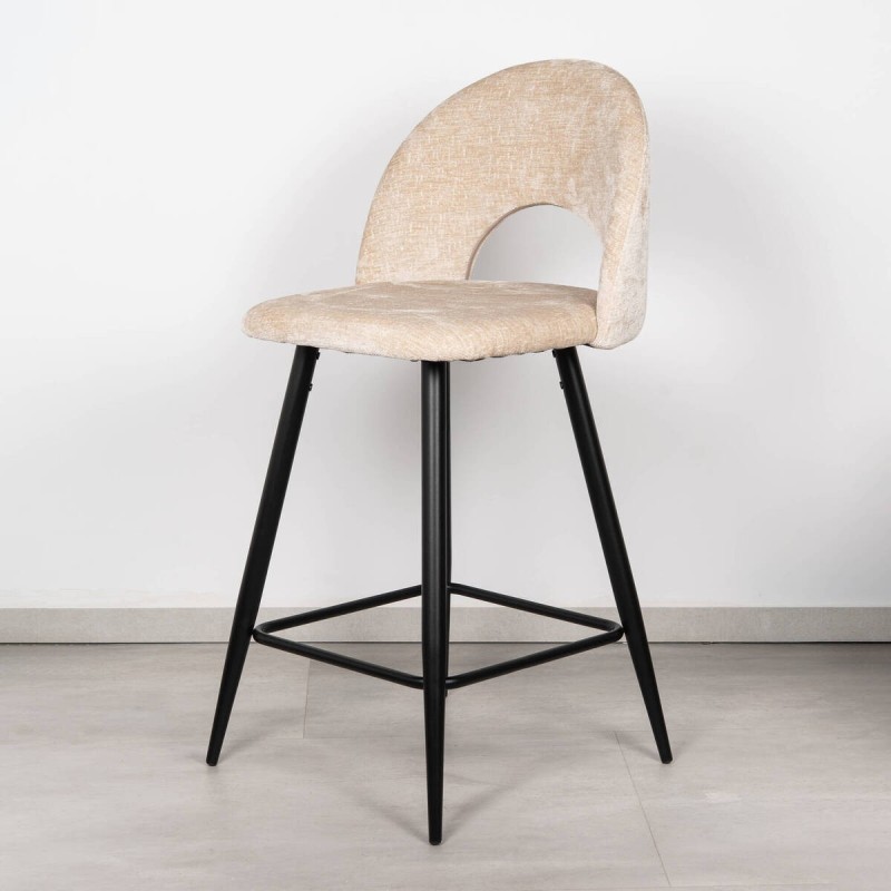 Taburete Kama Tapizado en Beige Respaldo Curvo y Patas de Metal Negro