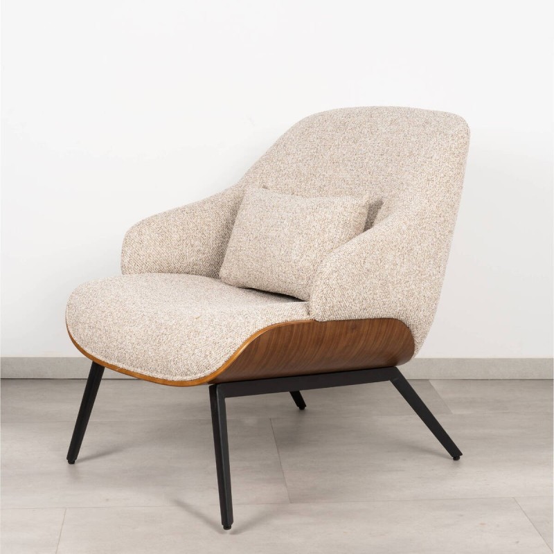 Sillón Cozy Tapizado en Bouclé Crema con Base de Nogal y Patas Negras