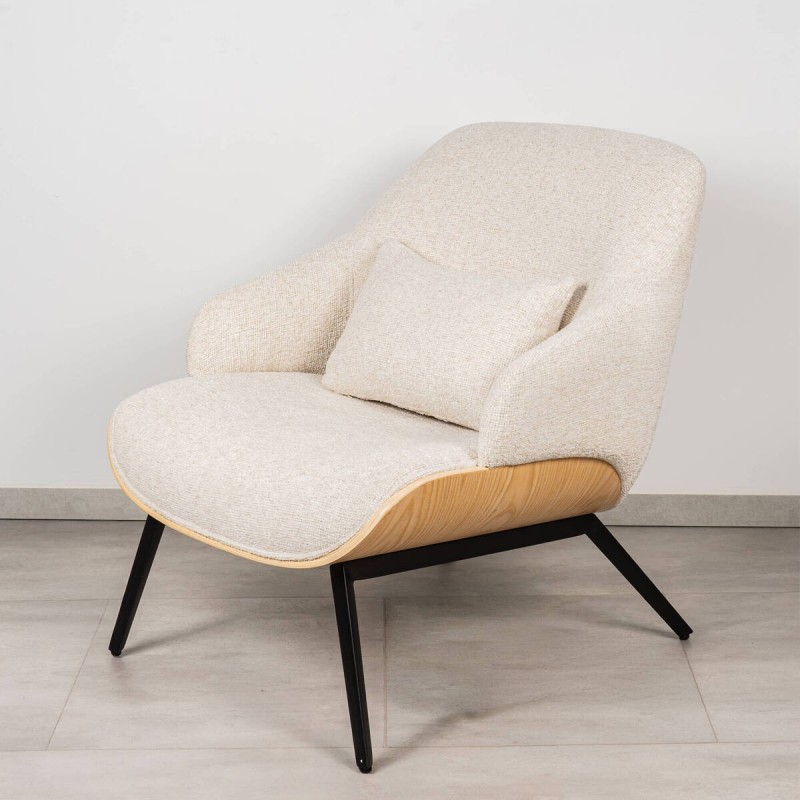 Sillón Cozy Tapizado en Bouclé Crema con Base de Roble Natural y Patas Negras