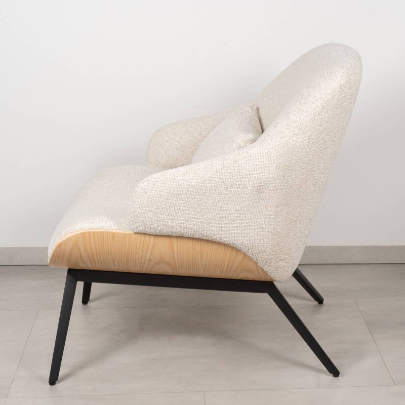 Sillón Cozy Tapizado en Bouclé Crema con Base de Roble Natural y Patas Negras
