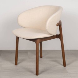 Silla Noa con Respaldo Envolvente Tapizado y Estructura en Madera Nogal