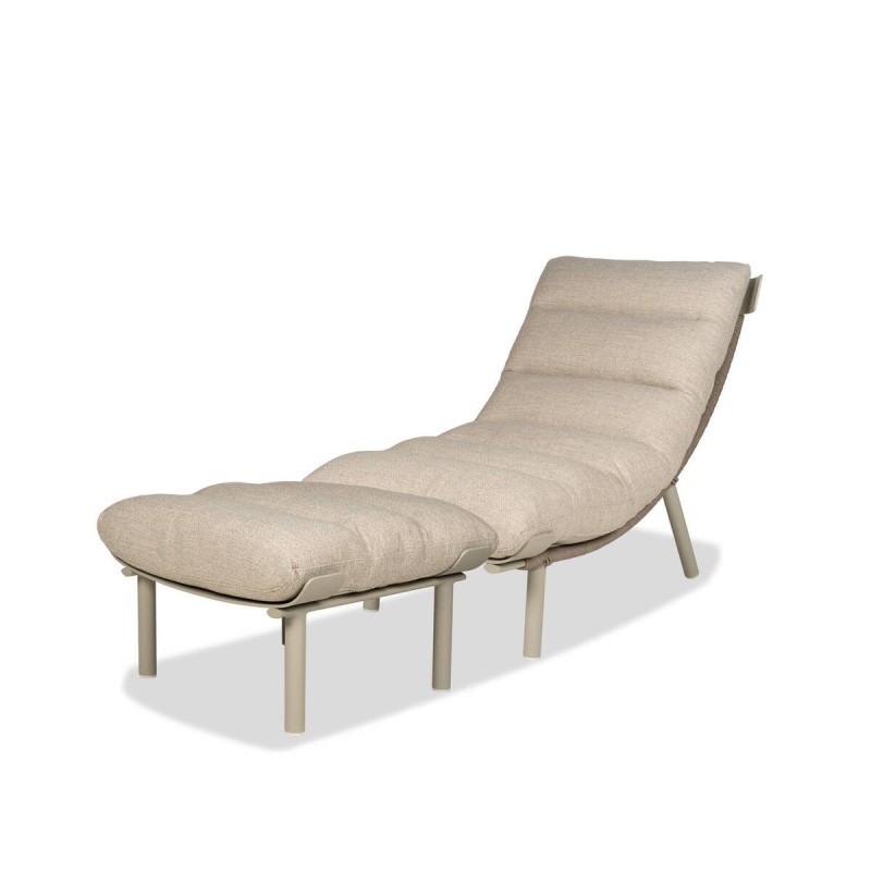 Arrel outdoor lounge chair with aluminum frame and Glacier cushion