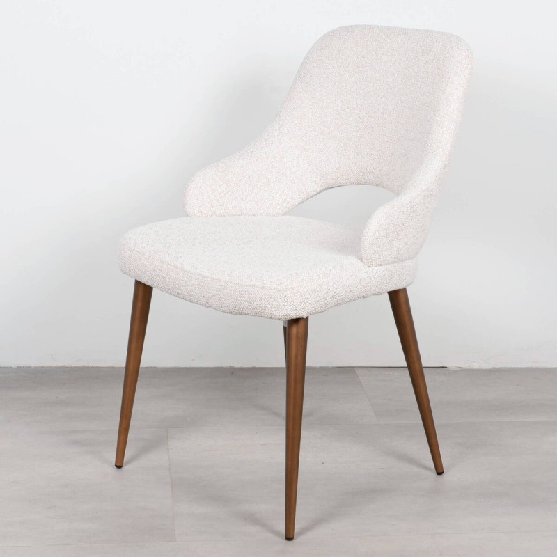 Silla Liva tapizada beige con reposabrazos y patas metálicas
