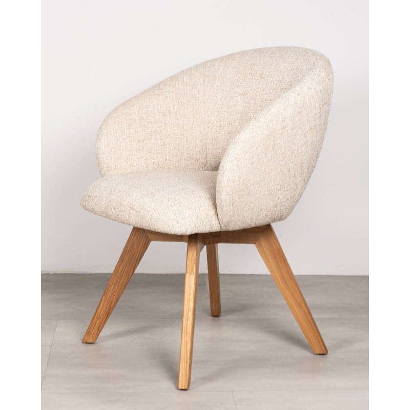 Silla Nobu comedor tapizada beige con patas de madera y base giratoria