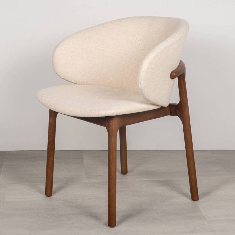 Silla Noa con Respaldo Envolvente Tapizado y Estructura en Madera Nogal