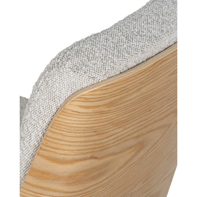 Silla de comedor con respaldo curvado en madera clara y tapizado bouclé blanco