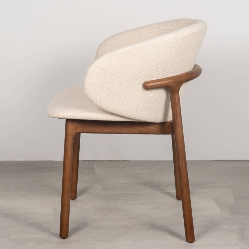 Silla Noa con Respaldo Envolvente Tapizado y Estructura en Madera Nogal