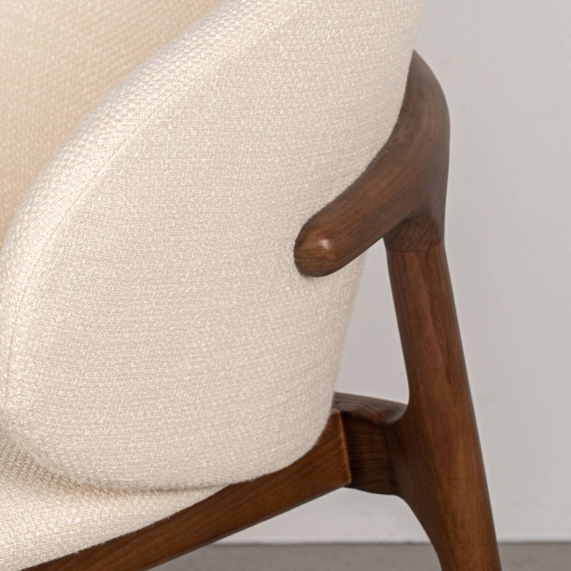 Silla Noa con Respaldo Envolvente Tapizado y Estructura en Madera Nogal