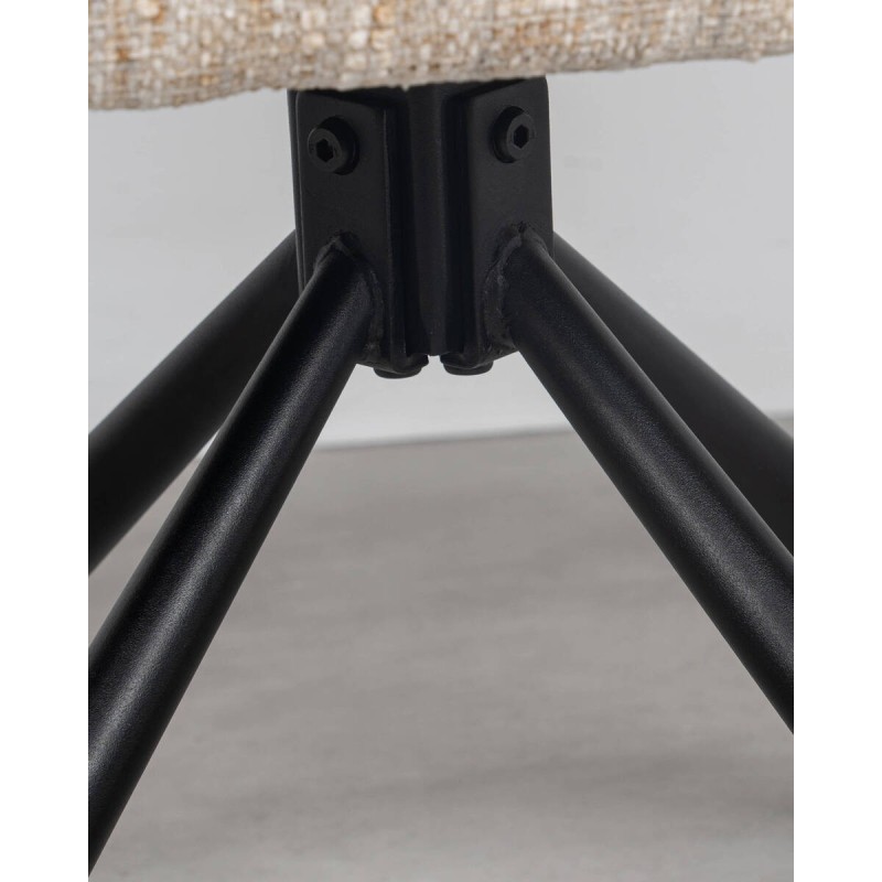 Silla giratoria 180° tapizada en bouclé color arena con patas metálicas negras | Muebles Benítez