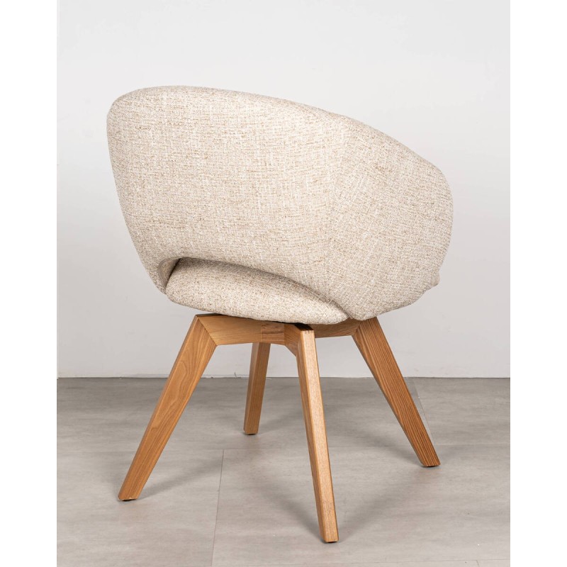 Silla Nobu comedor tapizada beige con patas de madera y base giratoria