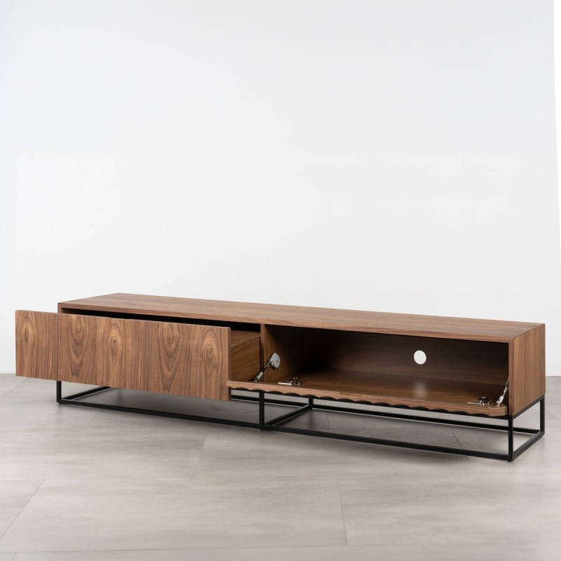 Mueble TV Kael de Chapa de Nogal con ondulaciones y patas de metal negro 197 cm