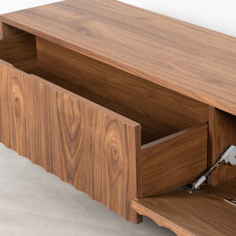 Mueble TV Kael de Chapa de Nogal con ondulaciones y patas de metal negro 197 cm