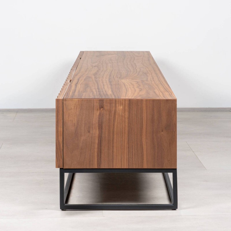 Mueble TV Kael de Chapa de Nogal con ondulaciones y patas de metal negro 197 cm