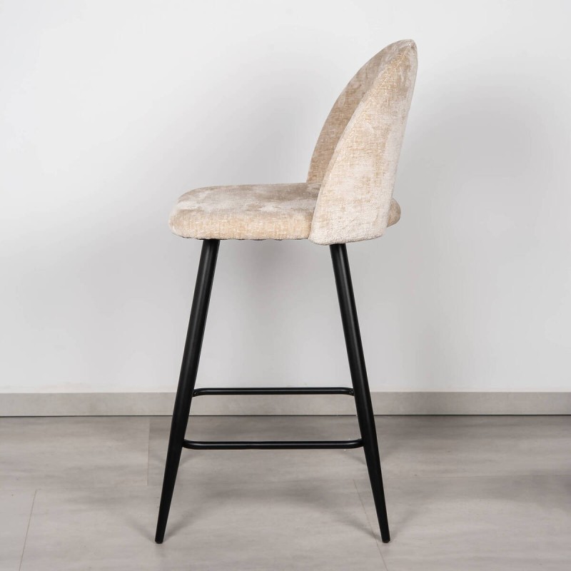 Taburete Kama Tapizado en Beige Respaldo Curvo y Patas de Metal Negro