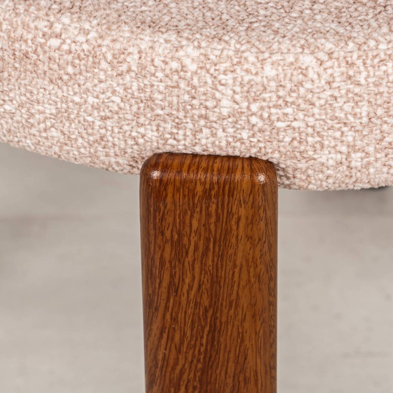 Silla Odra Tapizada en Beige con Patas de Metal Acabado Nogal
