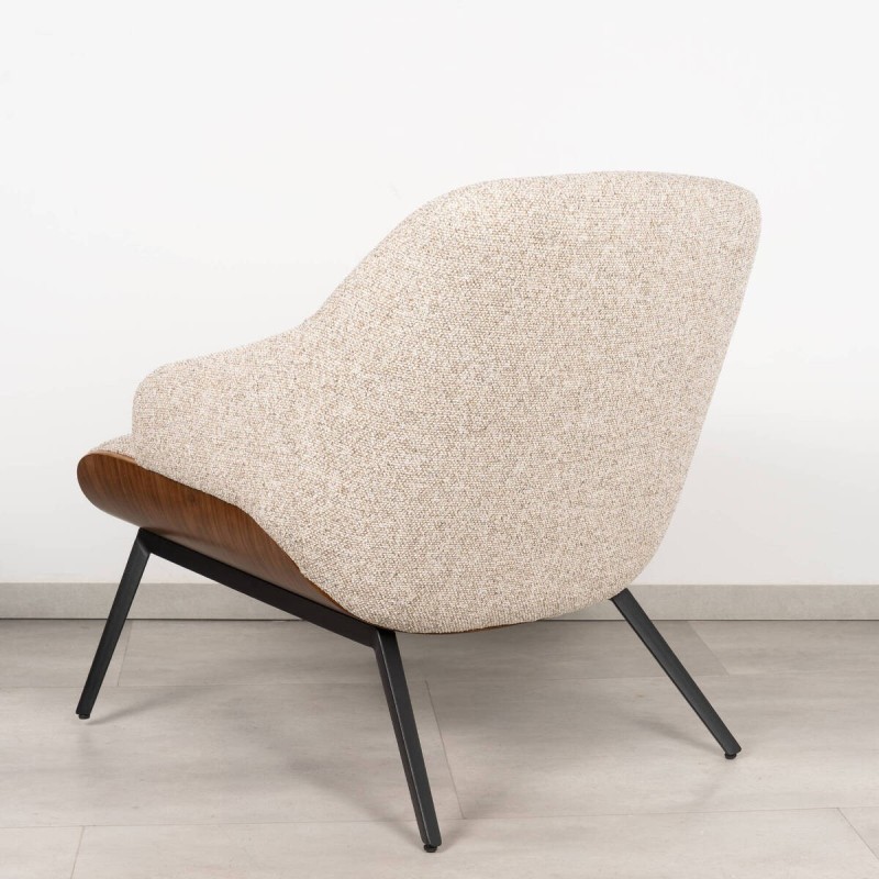 Sillón Cozy Tapizado en Bouclé Crema con Base de Nogal y Patas Negras