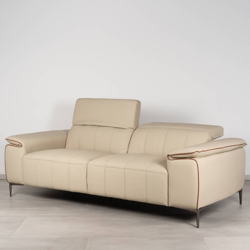 Sofá 3 Plazas Prut con Reposacabezas Italiano en Beige Tostado 220 cm