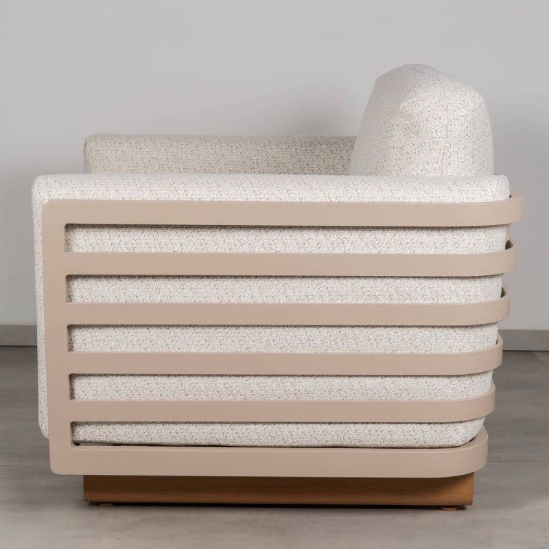 Moka outdoor armchair in aluminum with side slats and cream fabric cushions